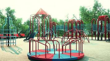 Aire de jeux pour enfants colorée vide située dans le parc