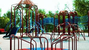 Aire de jeux pour enfants colorée vide située dans le parc video