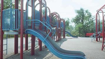 conceito para evitar playgrounds públicos por crianças durante o covid-19