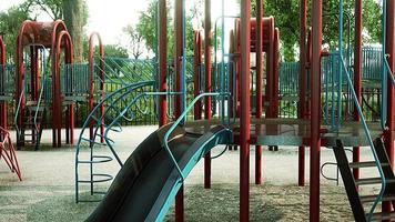 baloiços vazios no parque infantil de verão video