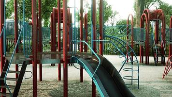 leerer Spielplatz im Park video