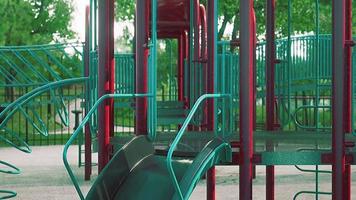 concepto para evitar parques infantiles públicos durante el covid-19 video