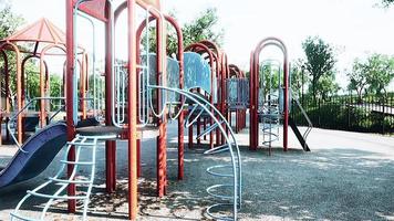 baloiços vazios no parque infantil de verão video