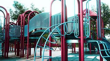 leerer bunter Kinderspielplatz im Park video