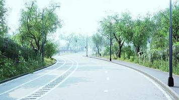 estrada de asfalto vazia e bela vista da paisagem urbana em dia ensolarado video