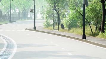 route goudronnée vide et belle vue sur le paysage urbain aux beaux jours video