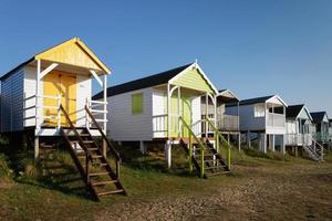 hunstanton, norfolk, 2010. cabañas de playa en sol vespertino foto