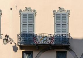 arona, lago maggiore, piamonte, italia, 2015. vista de un antiguo balcón foto