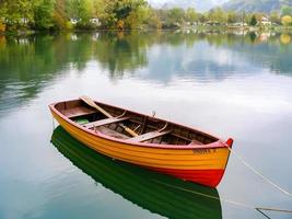 lago d'ledro, italia, 2006. ondina bote a remo amarrado en el lago foto