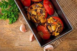 tomates al horno rellenos de berenjena y champiñones foto