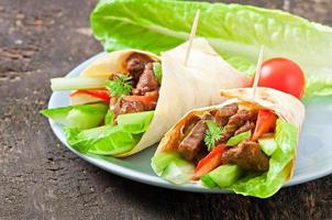 wraps de tortilla con carne y verduras frescas foto