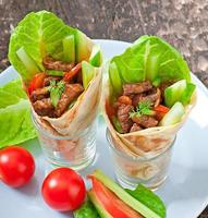 wraps de tortilla con carne y verduras frescas foto