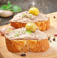 bocadillo de carne casera paté de hígado de pollo con ajedrea y aceitunas foto