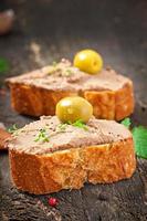 bocadillo de carne casera paté de hígado de pollo con ajedrea y aceitunas foto