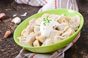 empanadillas de carne - pelmeni hervido ruso en placa foto