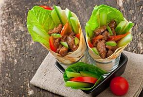 wraps de tortilla con carne y verduras frescas foto
