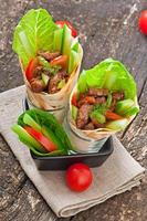 wraps de tortilla con carne y verduras frescas foto