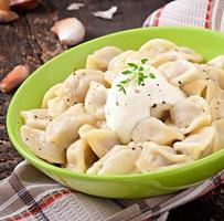 empanadillas de carne - pelmeni hervido ruso en placa foto