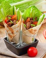 wraps de tortilla con carne y verduras frescas foto