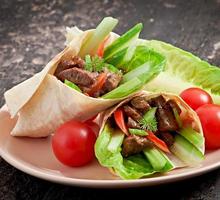 wraps de tortilla con carne y verduras frescas foto