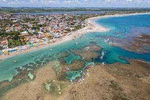 vista aérea de las playas de porto de galinhas, pernambuco, brasil. piscinas naturales fantástico viaje de vacaciones. gran escena de playa. foto