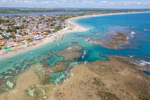 vista aérea de las playas de porto de galinhas, pernambuco, brasil. piscinas naturales fantástico viaje de vacaciones. gran escena de playa. foto