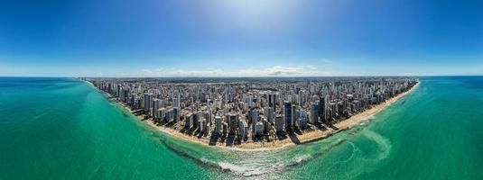 vista panorámica aérea de la playa de boa viagem en recife, capital de pernambuco, brasil. foto