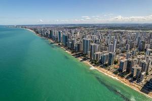 vista aérea de la playa de boa viagem en recife, capital de pernambuco, brasil. foto