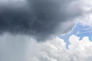 nube de lluvia. cambio de clima. diferentes situaciones climáticas en una sola imagen. foto