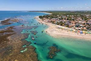 vista aérea de las playas de porto de galinhas, pernambuco, brasil. piscinas naturales fantástico viaje de vacaciones. gran escena de playa.