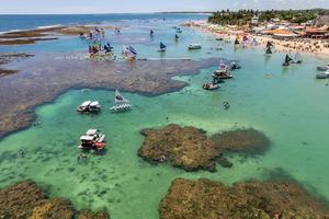 vista aérea de las playas de porto de galinhas, pernambuco, brasil. piscinas naturales fantástico viaje de vacaciones. gran escena de playa. foto