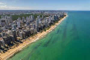 vista aérea de la playa de boa viagem en recife, capital de pernambuco, brasil. foto