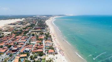 playa de cumbuco, lugar famoso cerca de fortaleza, ceará, brasil. vista aérea. playa de cumbuco llena de kitesurfistas. lugares más populares para el kitesurf en brasil, los vientos son buenos todo el año. foto