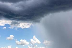 nube de lluvia. cambio de clima. diferentes situaciones climáticas en una sola imagen. foto