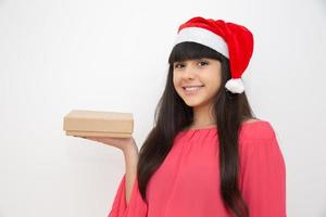 mujer joven en gorra de santa con regalo de navidad foto