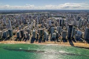 vista aérea de la playa de boa viagem en recife, capital de pernambuco, brasil. foto