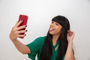 autorretrato de una mujer agradable, increíble, bonita, positiva y sexy disparando selfie en la cámara frontal foto