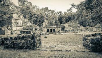 antiguo sitio maya con templo ruinas pirámides artefactos muyil mexico. foto