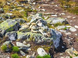 Piedras apiladas por la cascada hydnefossen en hemsedal, noruega. foto