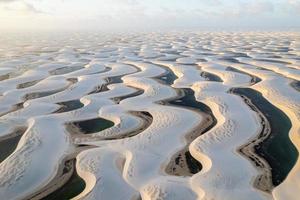 parque nacional lencois maranhenses. paisaje de dunas y lagos de agua de lluvia. barreirinhas, ma, brasil. foto