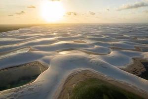 parque nacional lencois maranhenses. paisaje de dunas y lagos de agua de lluvia. barreirinhas, ma, brasil. foto