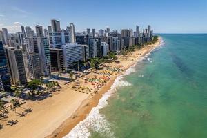 vista aérea de la playa de boa viagem en recife, capital de pernambuco, brasil. foto