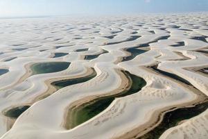 parque nacional lencois maranhenses. paisaje de dunas y lagos de agua de lluvia. barreirinhas, ma, brasil. foto