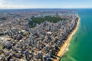 vista aérea de la playa de boa viagem en recife, capital de pernambuco, brasil. foto