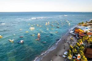 vista aérea de las playas de porto de galinhas, pernambuco, brasil. piscinas naturales fantástico viaje de vacaciones. gran escena de playa. foto