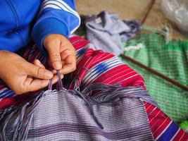 ropa hecha a mano de mujeres asiáticas en el norte de tailandia. foto