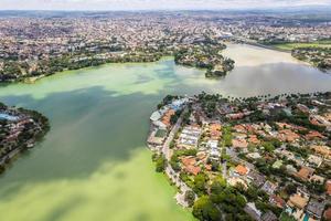 vista aérea de lagoa da pampulha en la ciudad de belo horizonte, en minas gerais, brasil. foto