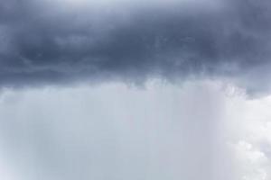 nube de lluvia. cambio de clima. diferentes situaciones climáticas en una sola imagen. foto