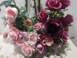 ramo de rosa violeta oscuro en jarrón ramo de flores artificiales flor de estática seca color de tono blanco suave en estilo vintage, concepto para escribir diseño de texto en el fondo delantero para pancarta, tarjeta foto