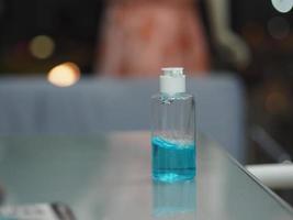 gotas de gel desinfectante de manos en gel, mezcla alcohólica en gel con gelatina en una botella de plástico transparente con bomba que empuja el lavado limpio y sucio para evitar que los gérmenes protejan la enfermedad contagiosa corona virus, covid-19